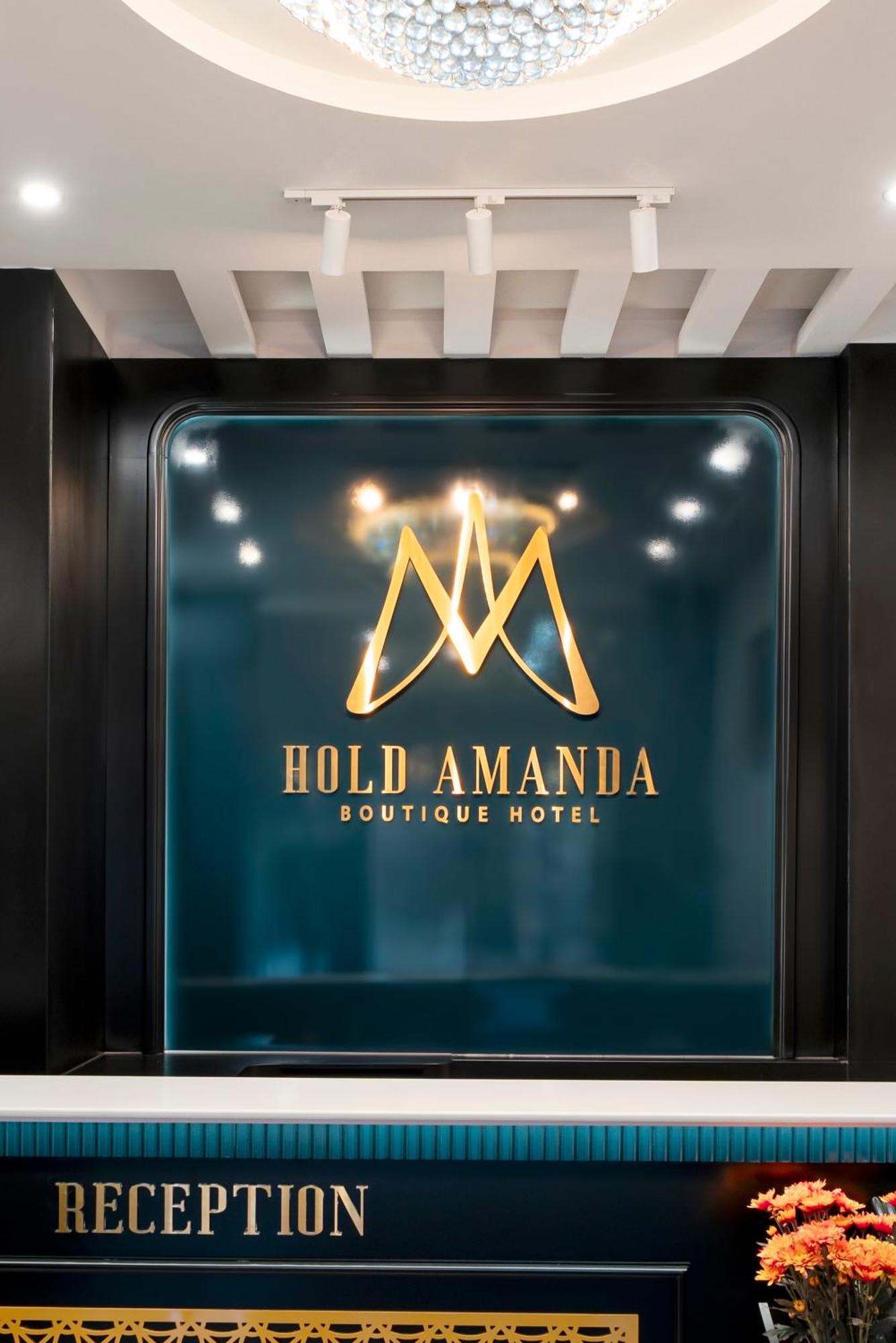 Hold Amanda Boutique
